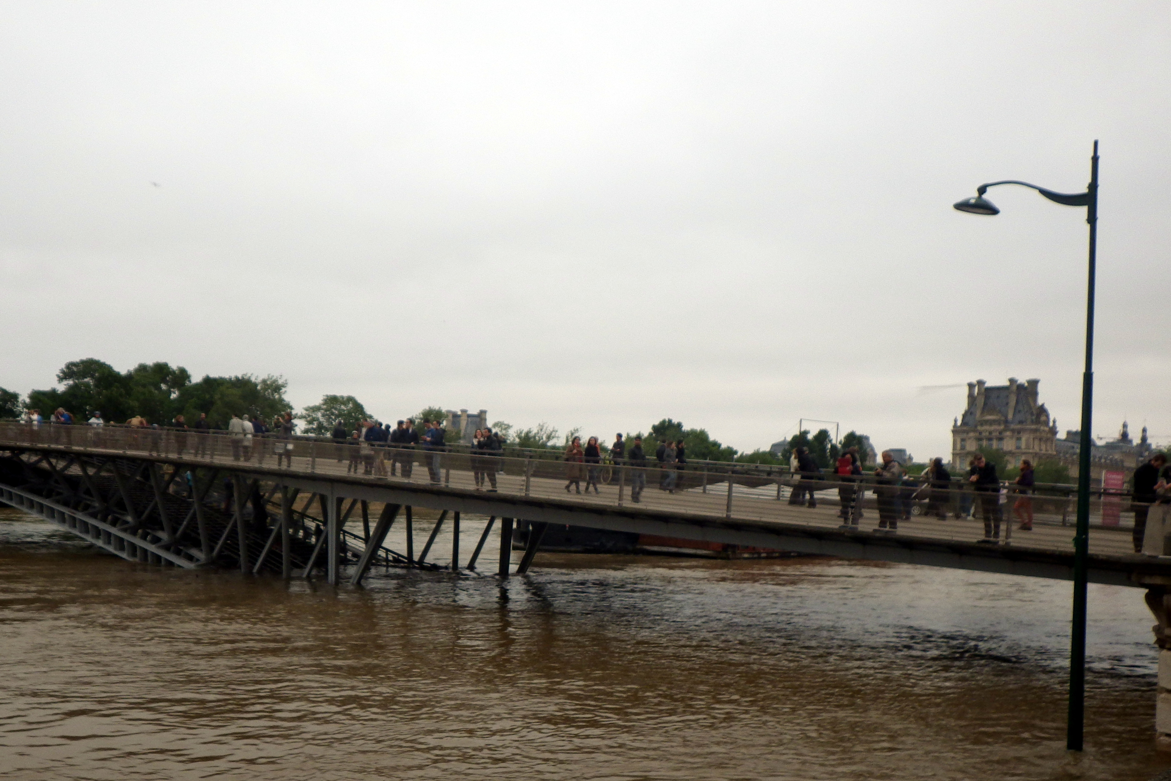 Pedestrian bridge in front of the musée d’Orsay